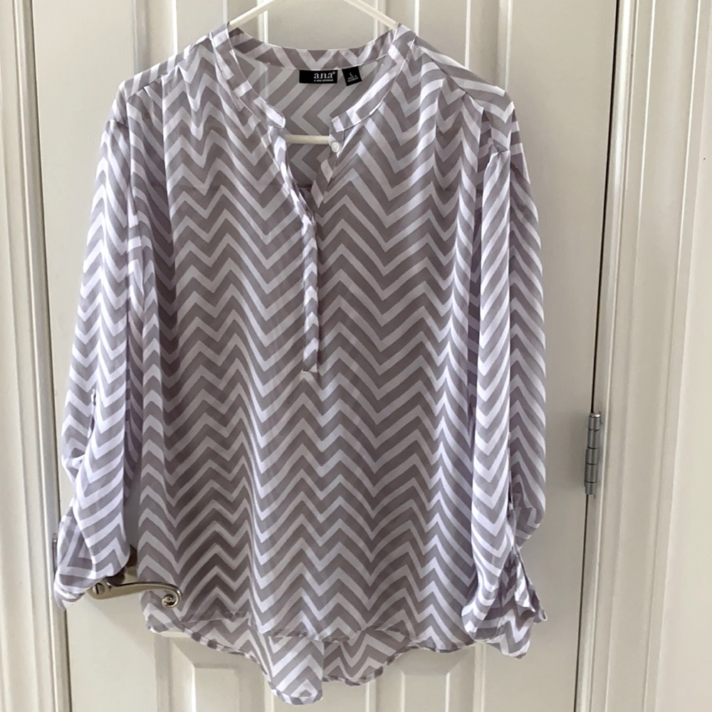 Large long sleeve gray/white top